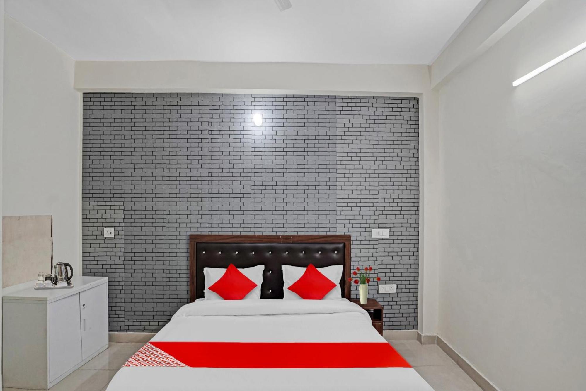 Hotel O Avs Hotel & Restaurant Нойда Экстерьер фото